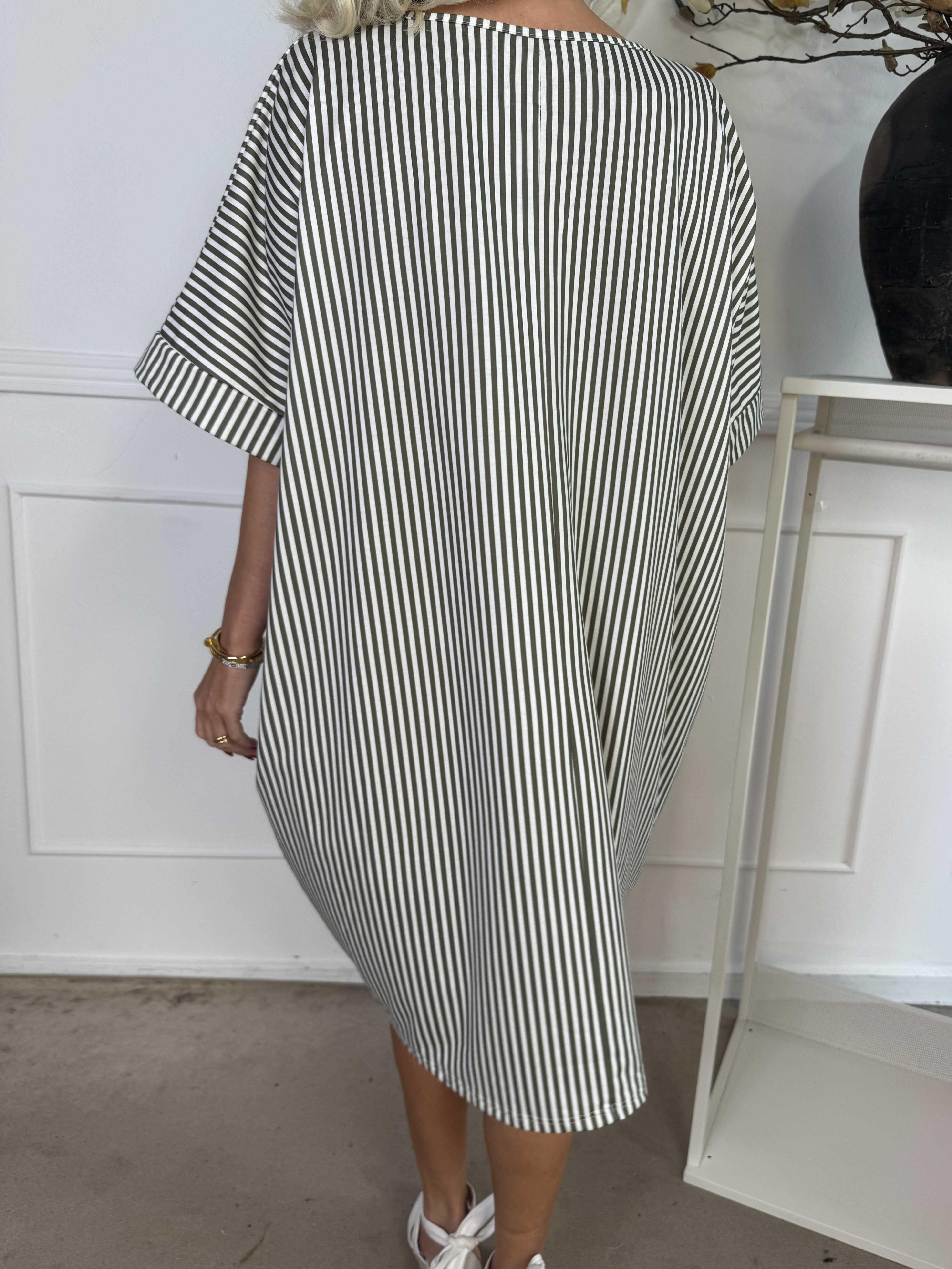 Mintu Stripe Dress - Mjuk randig klänning i bomull med similisten